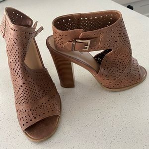 Open-toed high heel sandals